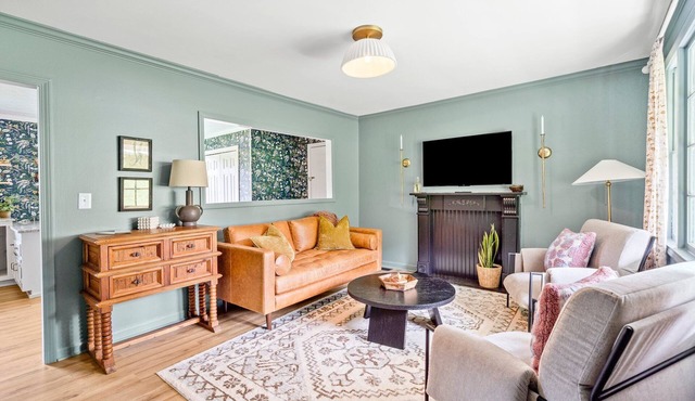 The Rabbit Hole - cozy retreat in downtown Travelers Rest. in Travelers Rest