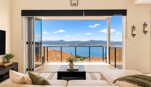 The View | Panoramic River Views | Sleeps 12 in Sandy Bay