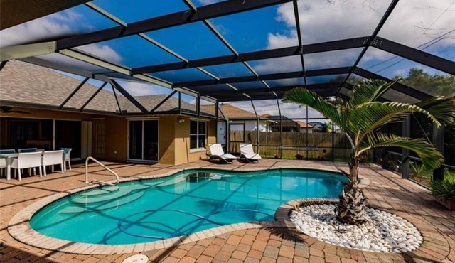 Tiki Paradise House & pool - 10 min to Beach!