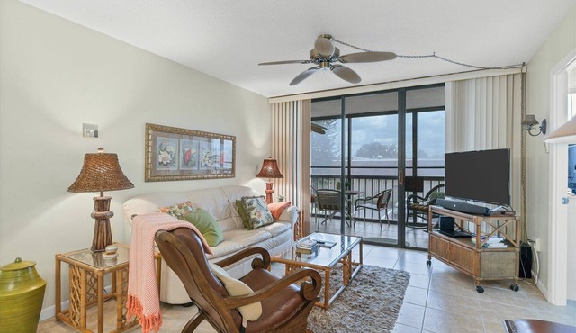 Tommy Bahama style Lovely 2-Bedrm 2-Bath with Pool