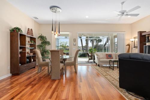 Tranquil 2BR lakefront home in Palmer Ranch - Marina Sunrise