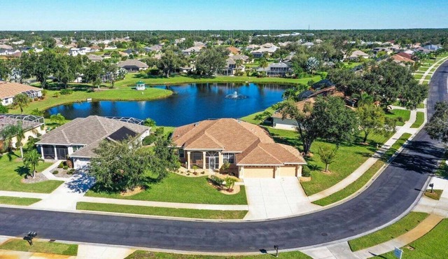 Tranquil lakefront pool home in North Port - Rod And Reel