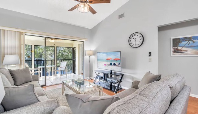 Tranquil Luxury Condo near Anna Maria Island Beach, 2 heated pools, hot tubs,IMG in Bradenton