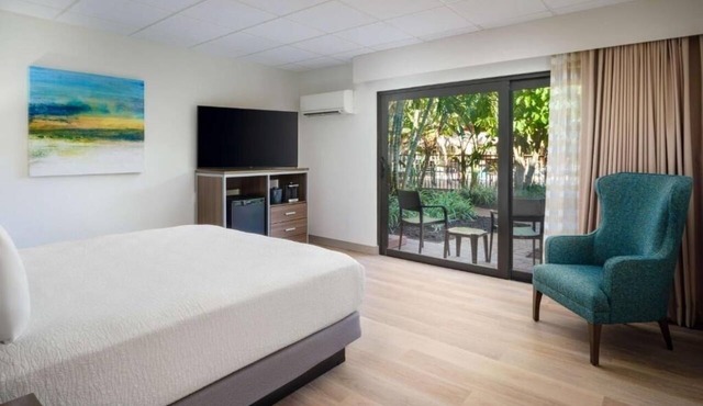 Tranquil Room Near City Perks and Beautiful Beach Days