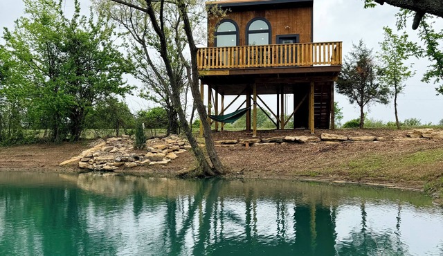 Unique 10-Acre Escape: Treehouse Studio, Fishing Ponds, Fire Pit, Pizza Oven in Grain Valley