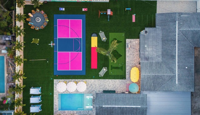 Unique 6 BR Ice Cream Villa, Heated Pool, 15mins to Clearwater Beach, Pickleball in Largo