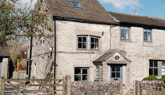 Unique barn conversion in pretty village, close to Buxton. Sleeps 6 in 3 bedrooms. in Chelmorton