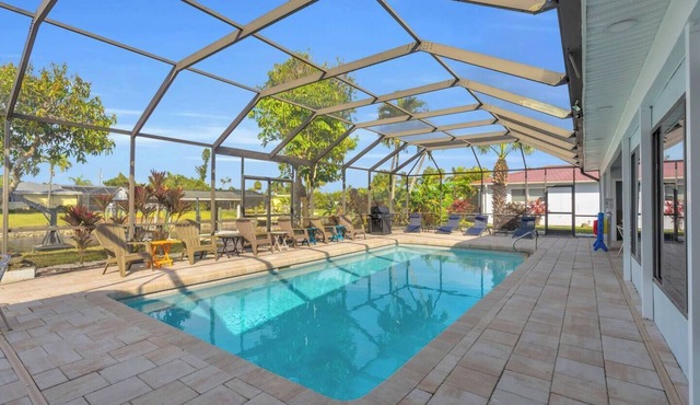 Unwind on Windsor: Yacht Club area Canal/Pool Home