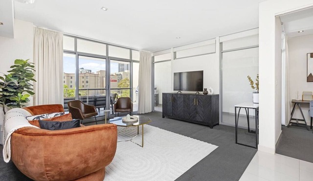Urban Elegance | Chic 3BR Family Retreat in Perth in Perth