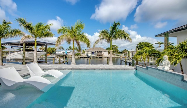 Palm Paradise of Matlacha - Outstanding 3 BR waterfront pool home/dock/kayaks/fishing poles