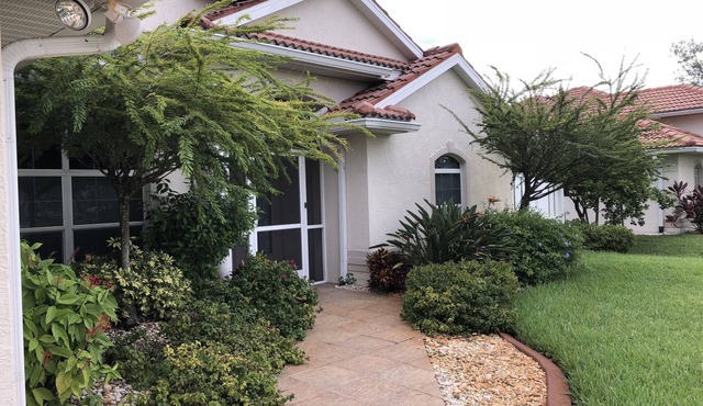Vacation Cute house walking distance to Warm Mineral Springs