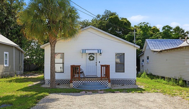 Vibrant Bungalow in Historical Fort Myers District