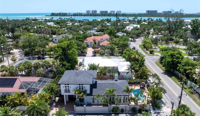 Villa Blanca - Luxury 5BR Pool Home on Siesta Key, Sleeps 12, Fenced Yard