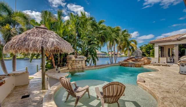 Villa Dolphin´s Surf, upscale, water view, gym, pool/hot tub, boaters dream
