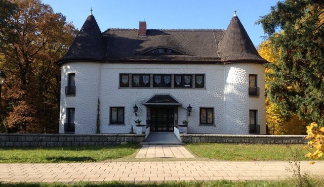 Villa Warzenburg, apartment 2 with panoramic view, balcony and fireplace. Vacation with a dog. in Friedrichroda