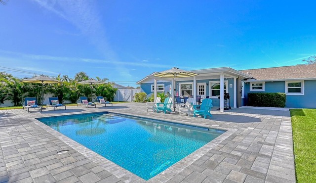 Viva La Flamingo! 10 Min to Anna Maria, Heated Pool, Pet Friendly