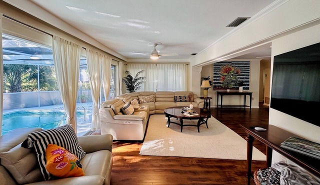 Walk To Beach From Cottage-Style Home In The Heart of Naples