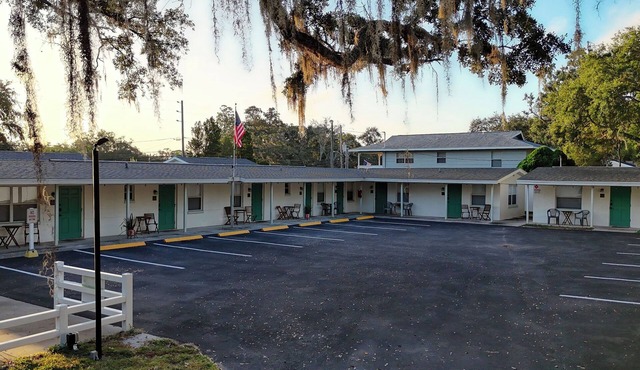 Walk to Downtown Safety Harbor, 2 Queen Beds, Pet Friendly