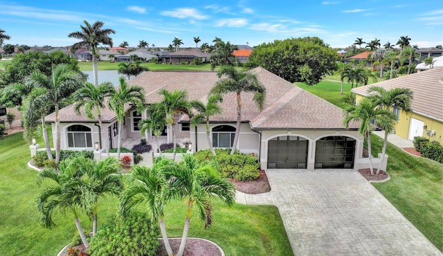 Wally's Water View- Golf course home with pool