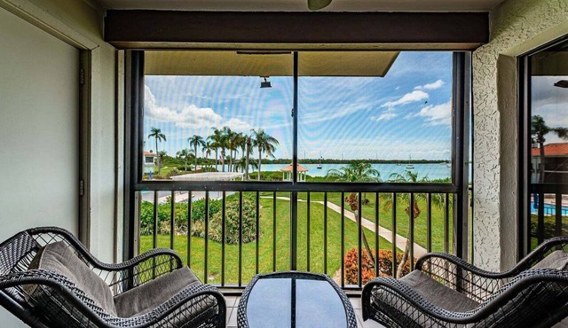 Waterfront 2BR/2BA condo in St. Petersburg with pool, hot tub, and balcony.