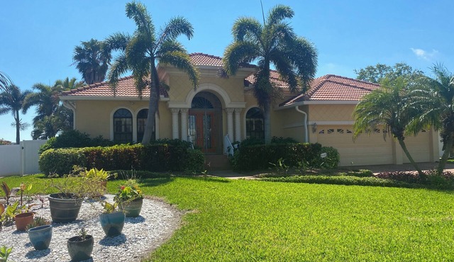 Waterfront Executive home close to beaches and downtown St. Petersburg