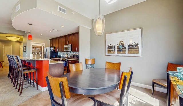 Waterfront Getaway w/Free WiFi, Central A/C, Washer/Dryer, & Shared Pool in Tempe