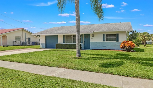 Waterfront home w/direct Gulf access and hot tub! *short boat ride to Sanibel