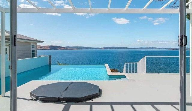 Waterfront Oasis with Infinity Pool and Stunning River Views in Taroona