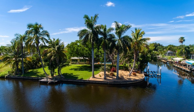 Waterfront! Oversize Corner Yard, Dock w/lift, Hot Tub & Pool