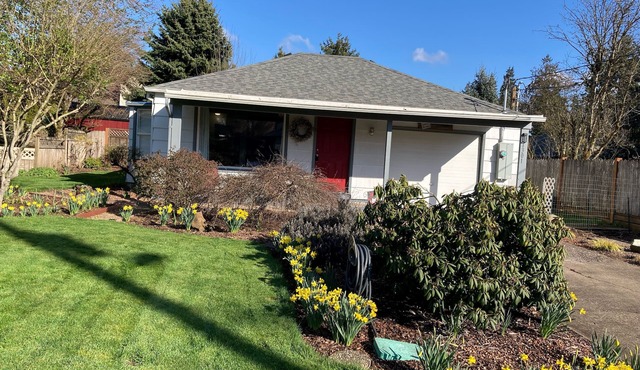 Welcome to Piccolo Cottage! Located in a quiet residential area, in Eugene