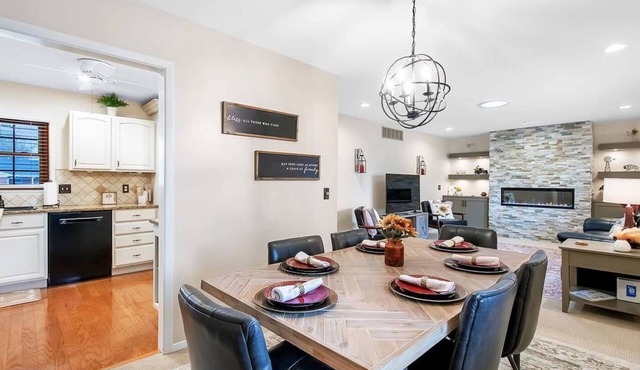 West-Side Ruby: Hot Tub, King Beds, Arcade, Pool Table in Wichita