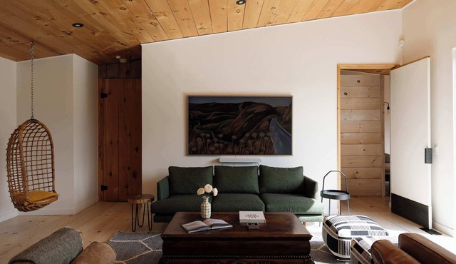 Willow Creek - Modern Sunlit Bungalow in Prince Edward