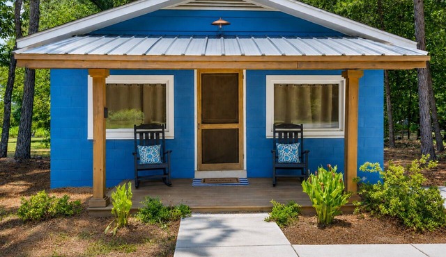 Work, Relax, Play.Large Studio Cottage with Kitchenette, Full Bath, and Office