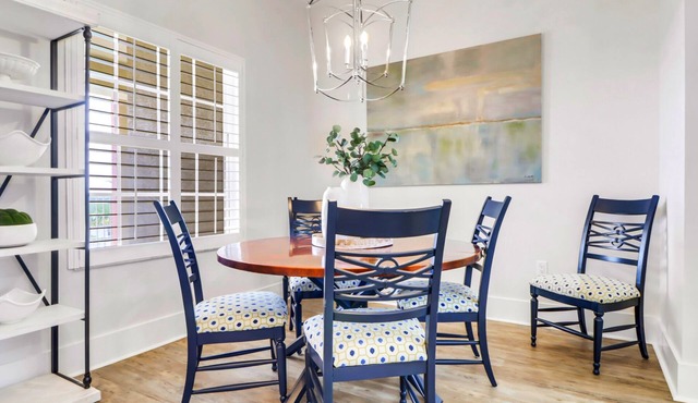YOUR COASTAL RETREAT, WALK TO BEACH, SHOPPING AND 5TH AVE!