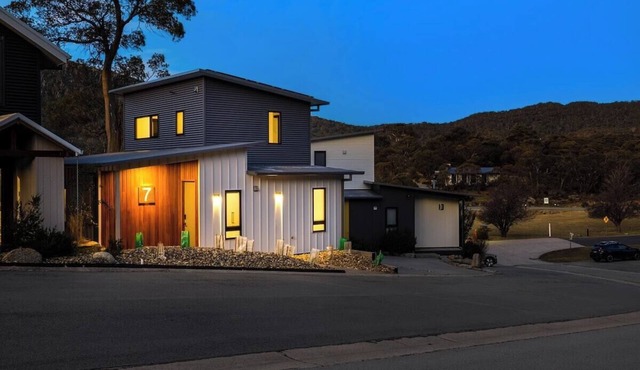 Your dream Alpine Sanctuary - Lakeside Luxury in Crackenback