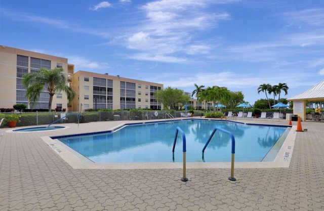 Coastal style condo w/ heated pool, hot tub & brief walk to the beach