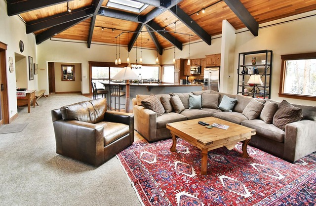 Luxury Unit. Garage, Elevator. Near Dining, Shops. Easy Drive to Slopes in Frisco