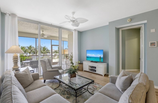 Regatta - Walking Distance to the Beach!