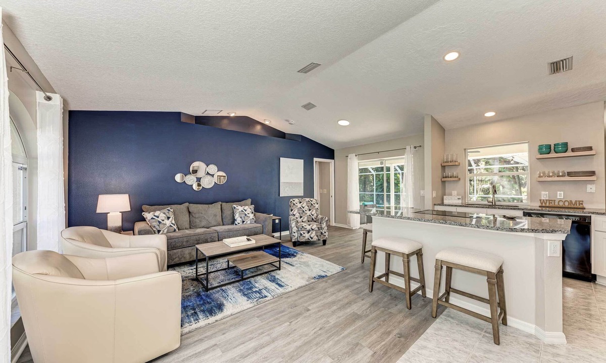Venice Gardens Cottage | Modern Home w/Screened-in Pool: 4 Mi to the Beach