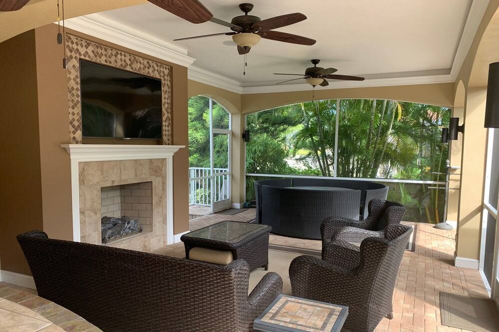 Tierra Verde House | Enjoy a Coastal Island Getaway to the Beaches of Tampa Bay!