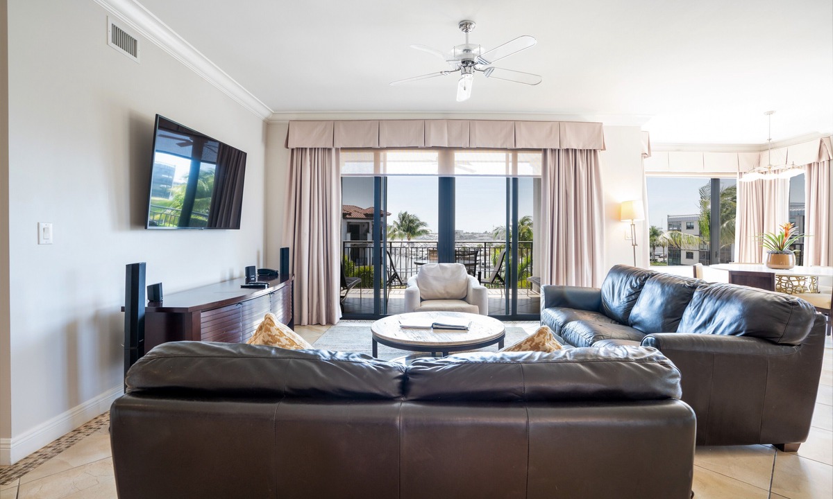 Royal Harbor Hotel | Naples Bay Resort & Marina