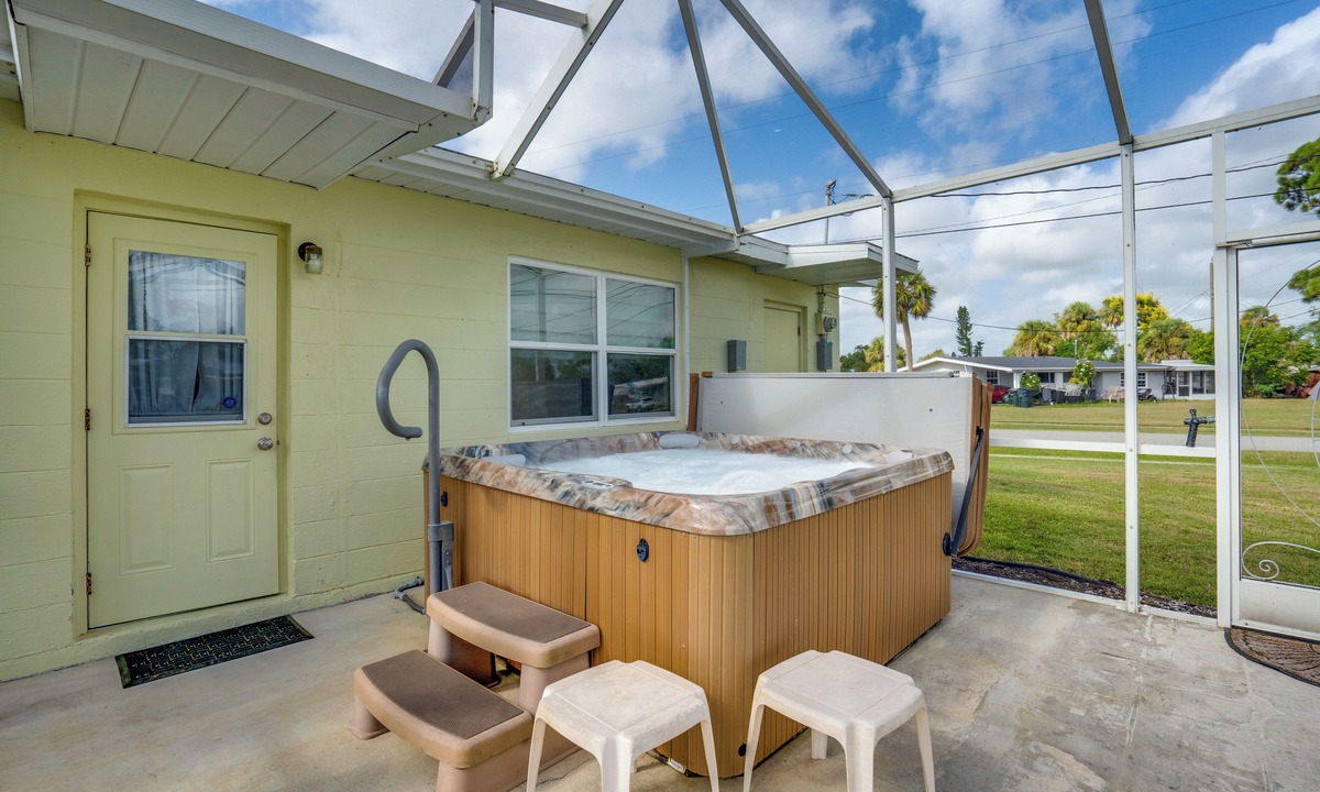 North Port Cottage | Relax in Hot Tub, Walk to Springs: North Port Home