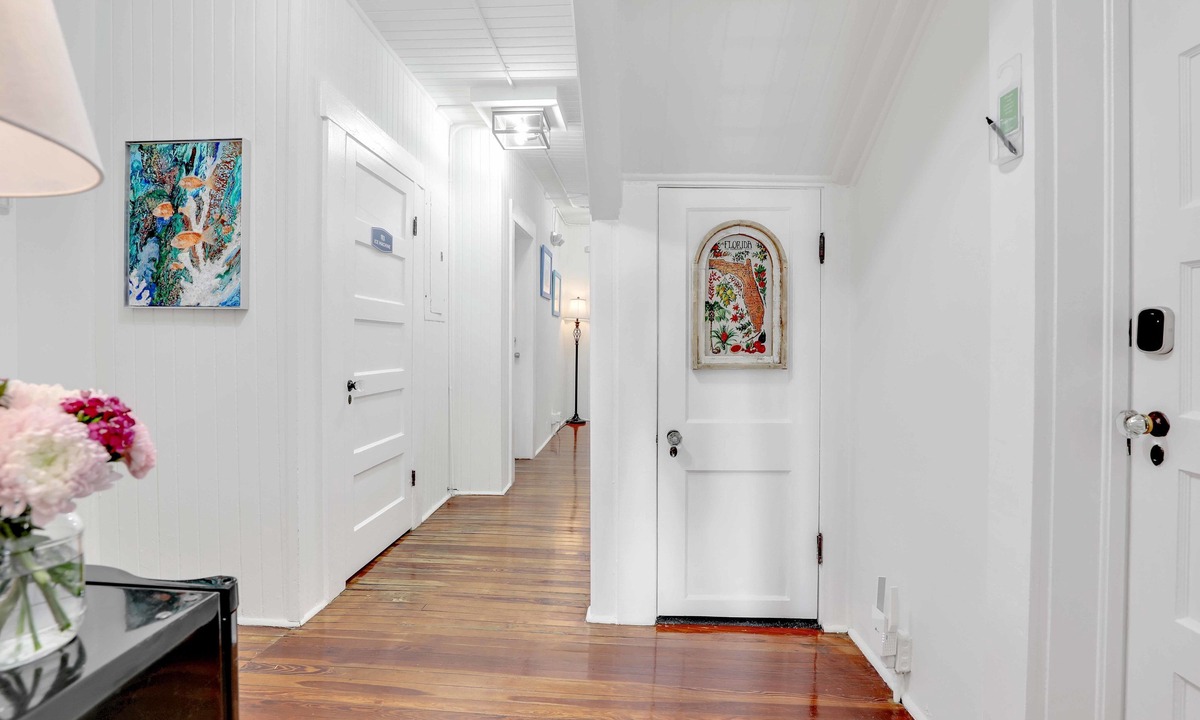 Fort Myers River District House | Hibiscus House Bed Breakfast Inn Parrot Room
