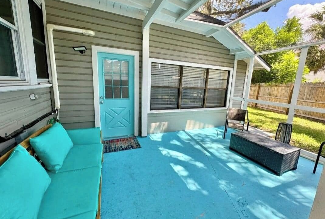 Tarpon Springs Apartment | Sponge Docks. Charming, renovated, large studio, in Historic Tarpon Springs.