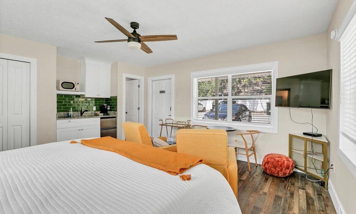 Safety Harbor Hotel | King Suite in DT: Self check-in & free WIFI