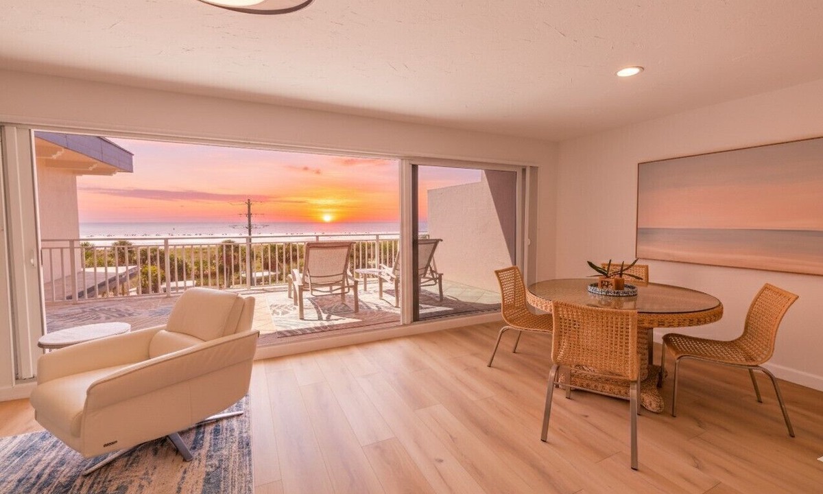 Siesta Key Apartment | Gertrude's Siesta | Oceanview Penthouse | 1 min walk to Beach Path + Huge Terrace!