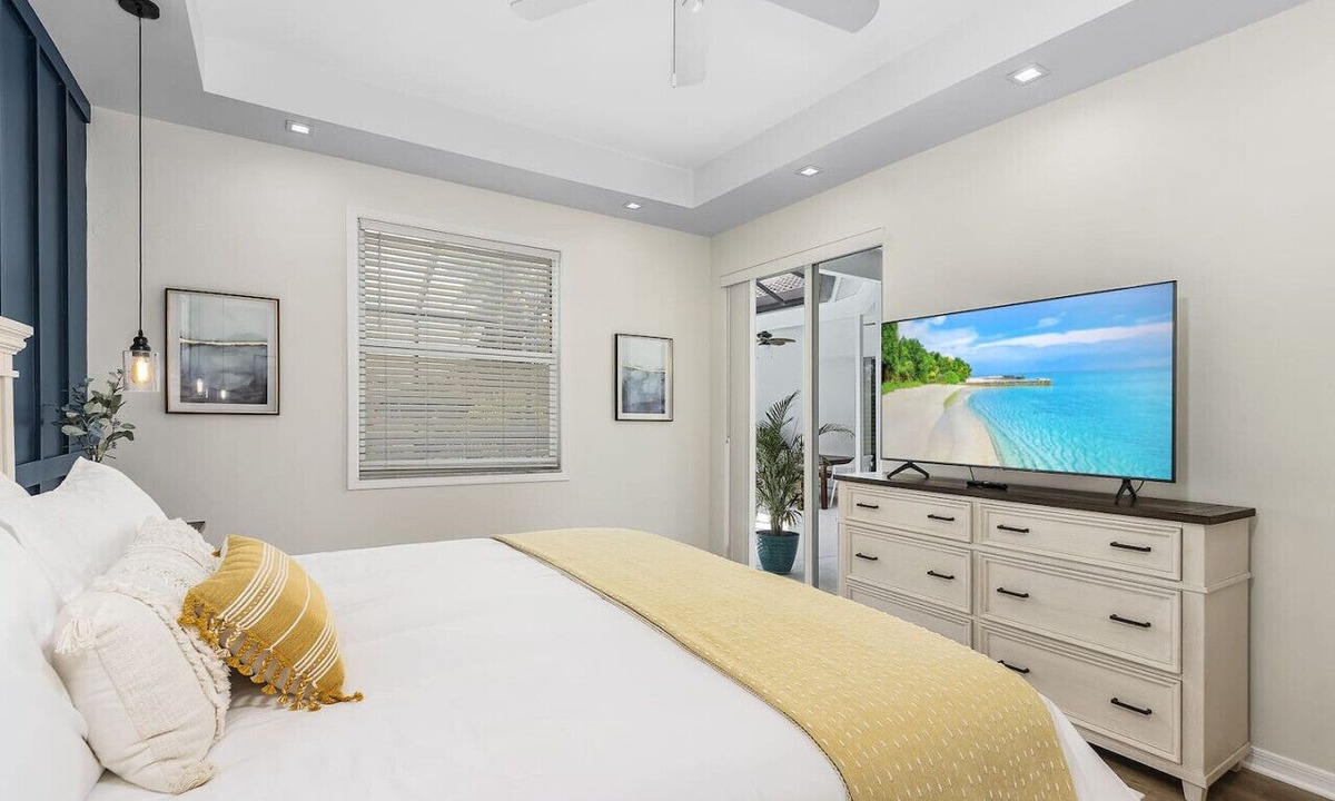 Central Naples House | Villa Tropicana* luxury pool home. Briarwood gated community