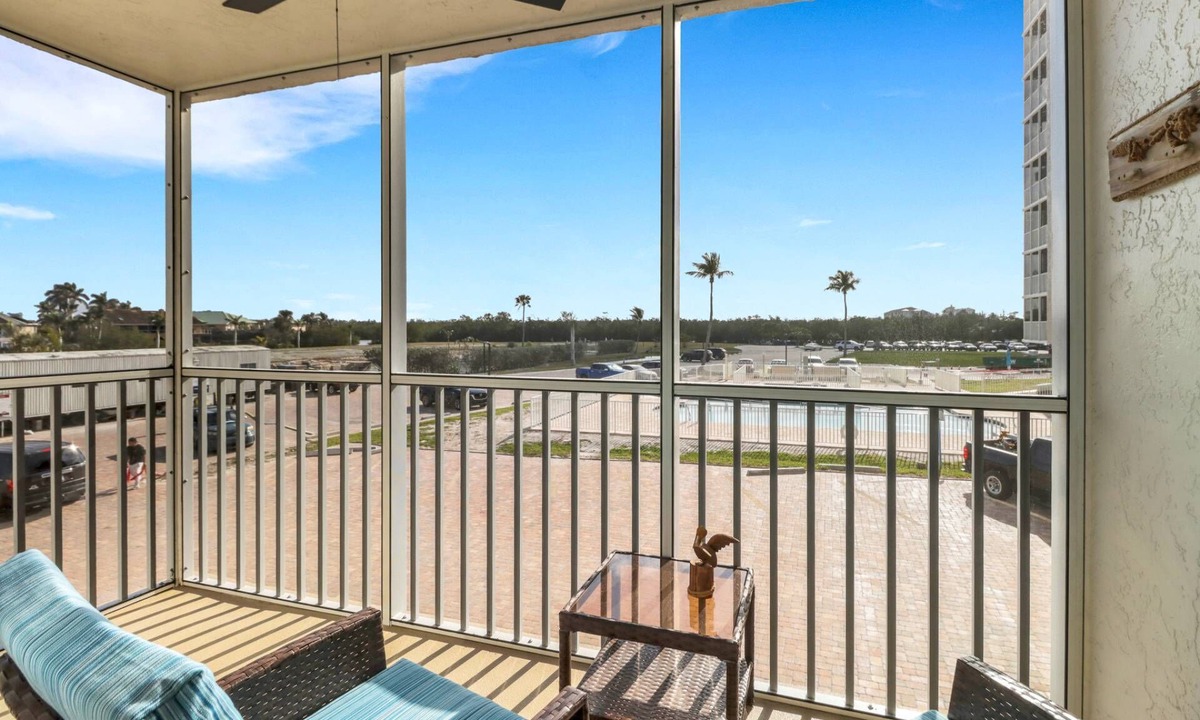 Bonita Springs Condo | REMODELED STUDIO | SLEEPS 4 | HEATED POOLS | FREE WIFI | KEYLESS ENTRY | STEPS TO BONITA BEACH