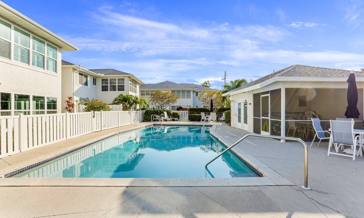 Park Shore Condo | Park Shore Upscale modern condo West of 41, patio w/grill & covered parking