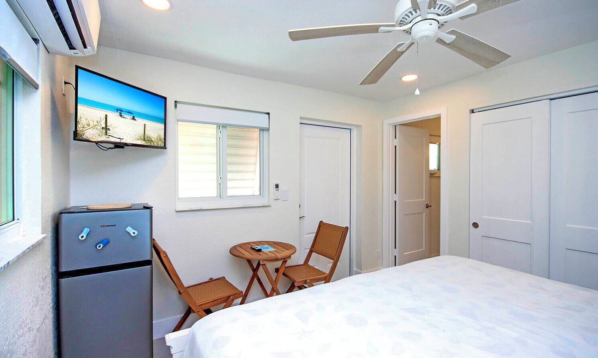 Tradewinds Condo | West End Paradise Sanddollar 7 - Quaint Hotel Style Room near the Beach